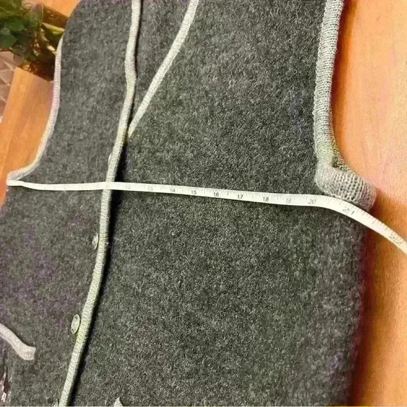 Vintage oversized grandma gray buttons down v- neck wool  vest. - Picture 10 of 11